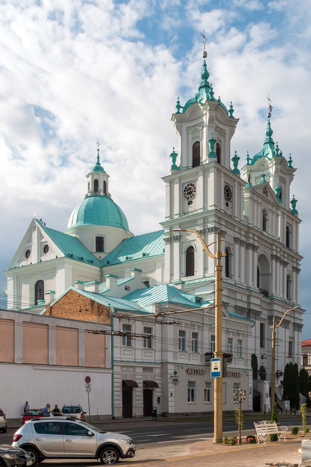 Sovetskaya Square: the Farny Church and the pharmacy-museum