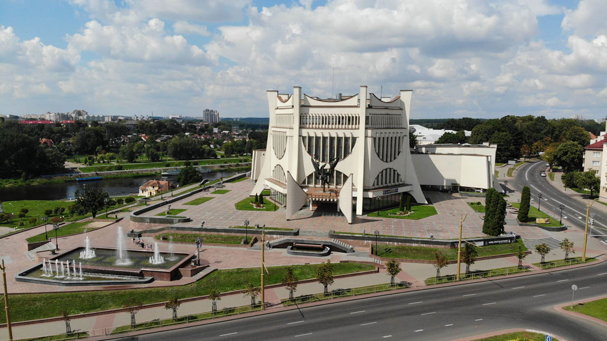 Гродненский областной драматический театр на высоком берегу Немана. Мостовая, 35 — 233 метра от Гостим