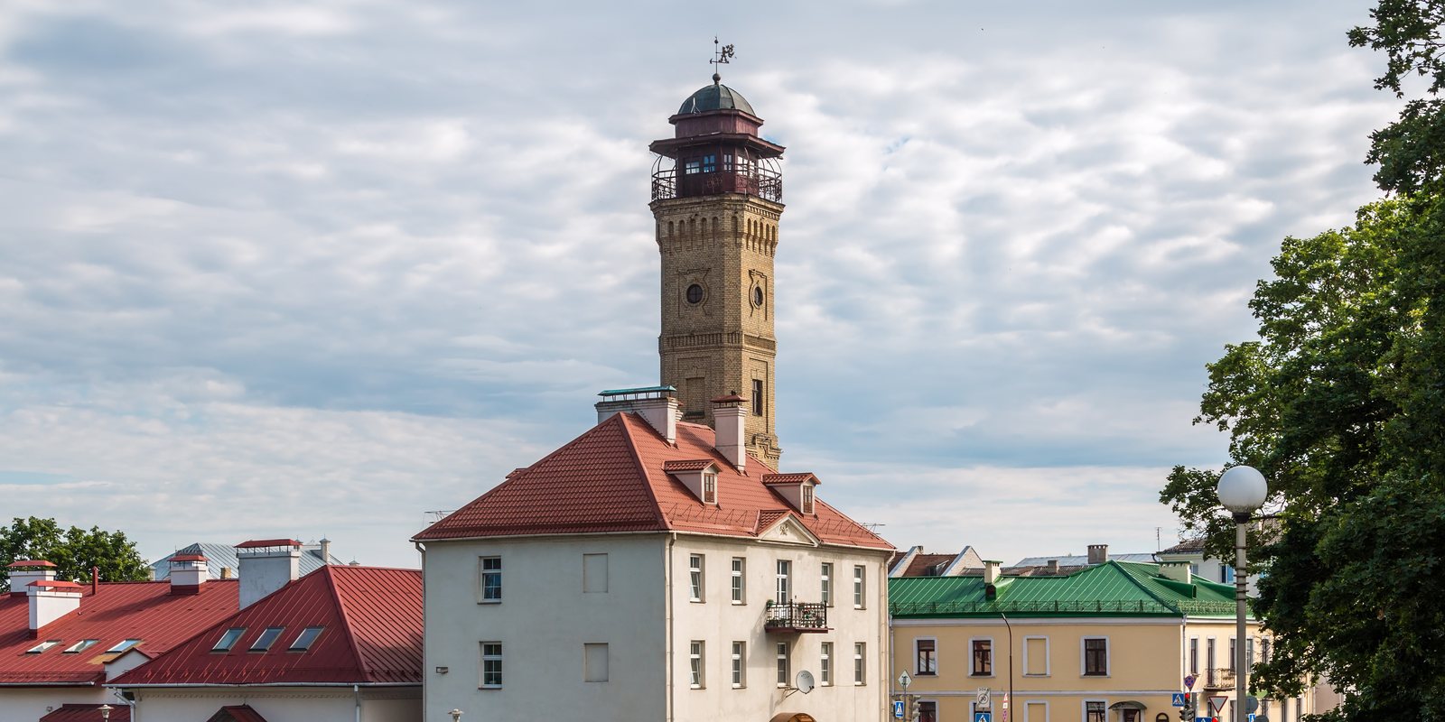Wieża ogniowa nad dachami starego miasta. Około 350 metrów od Gosteam. Zdjęcie: Mike1979 Russia, CC BY-SA 3.0, Wikimedia Commons