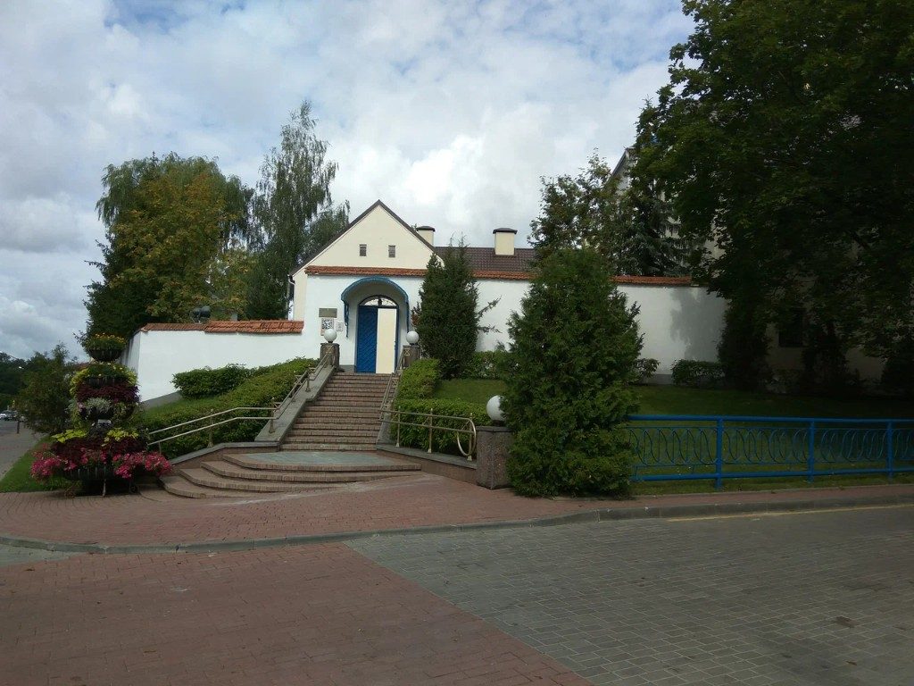 Вход в Свято-Рождество-Богородичный монастырь со стороны улицы