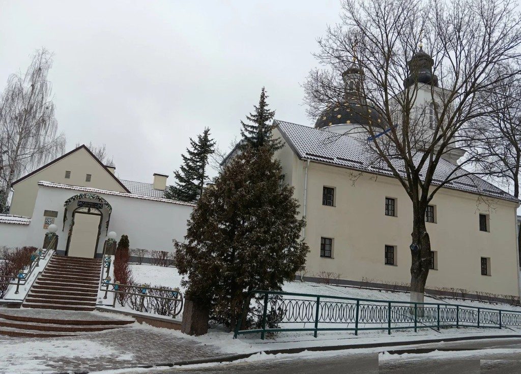 Монастырь зимой со стороны Давида Городенского