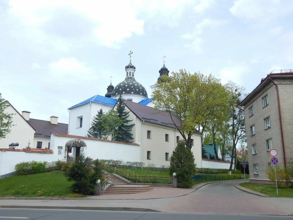 Свято-Рождество-Богородичный монастырь в Гродно. Ул. Давида Городенского, 3 — около 200 метров от Гостим